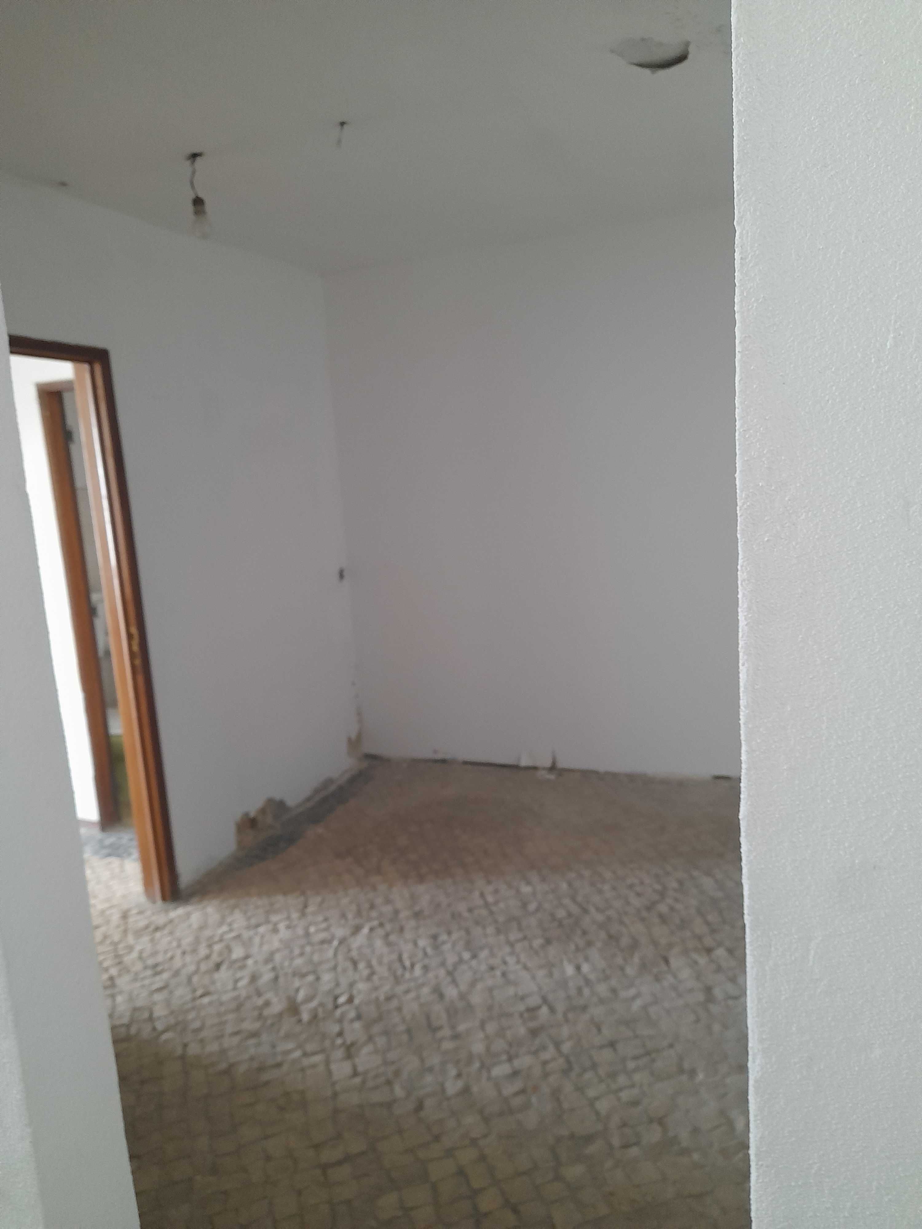 Arrenda-se LOJA para COMÉRCIO - Av Luísa Todi- 60m2