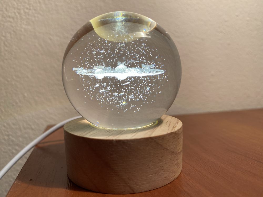 Lampka LED 3D Układ Słoneczny – Kula szklana + drewniana podstawka