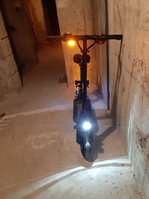 Hulajnoga elektryczna Techlife L5, z siodełkiem i światłami.