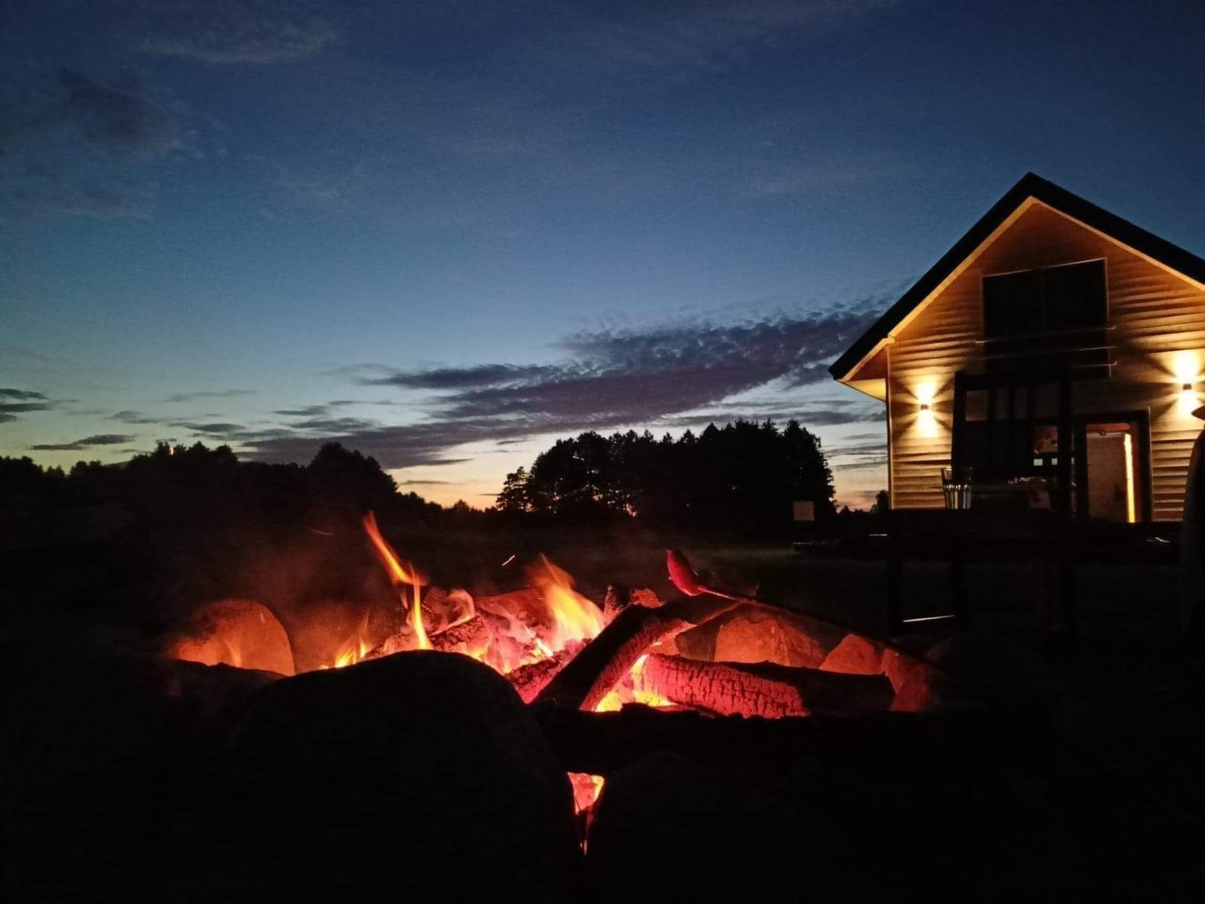 Domek drewniany nad jeziorem całoroczny mazury balia jacuzzi