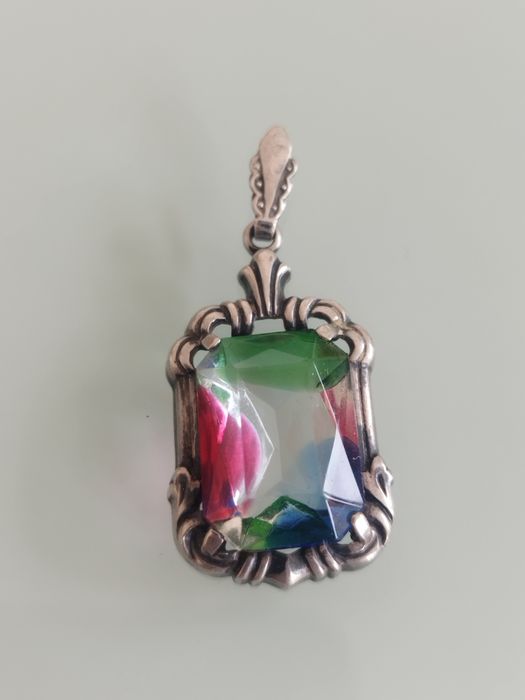 Lindo pendente antigo em prata. com um design