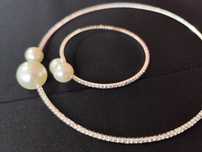 Conjunto de colar e pulseira com pérolas e brilhos
