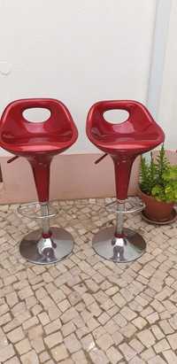 Cadeiras de bar retro vermelhas