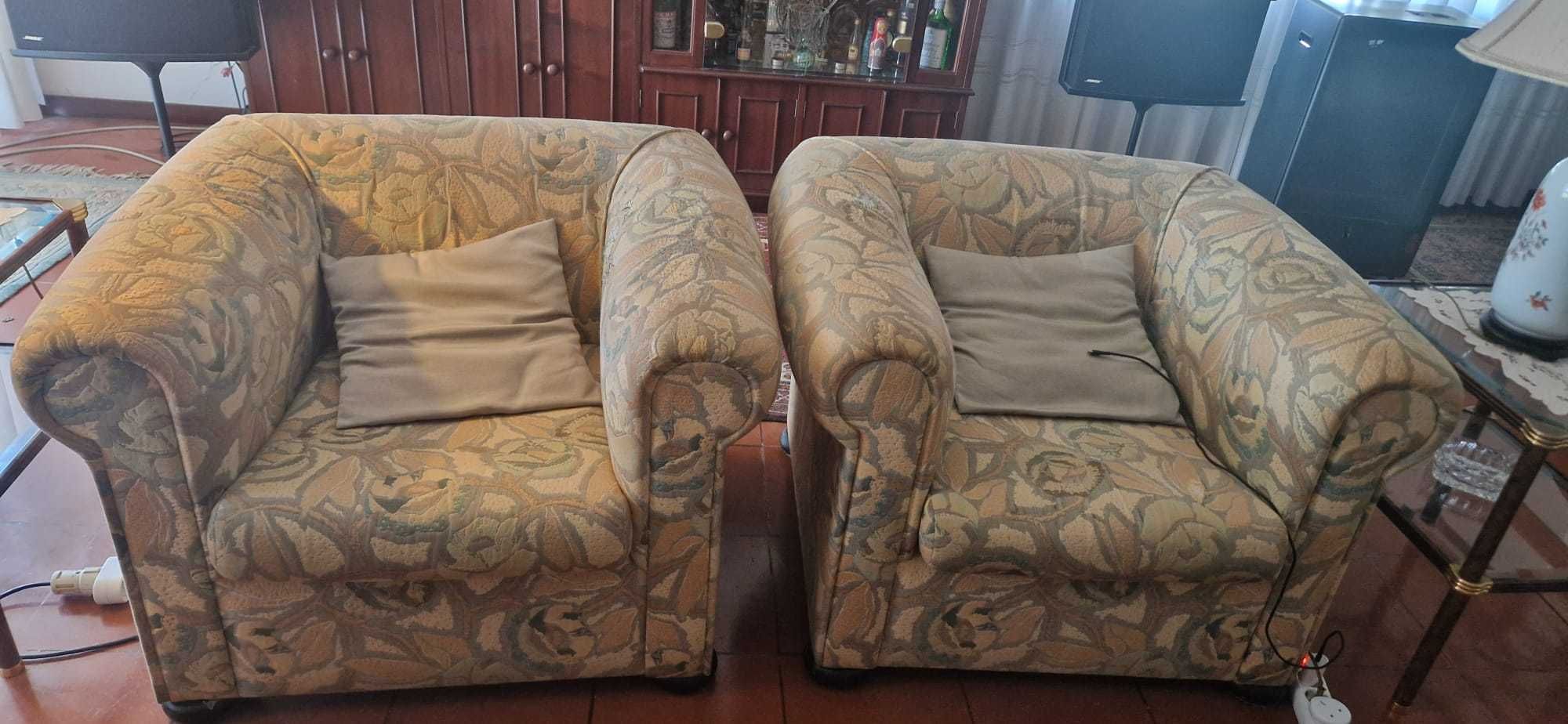 Conjunto sala: 2 sofás 3 lugares + 2 cadeirões estofados