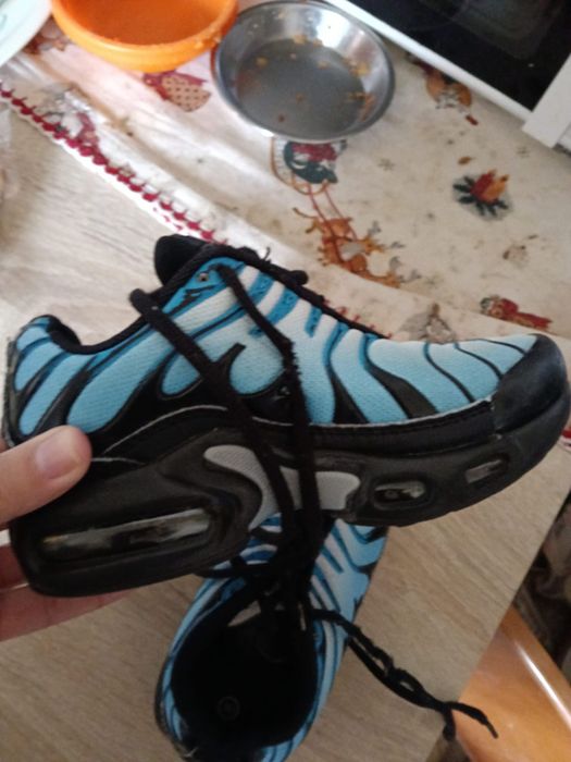 Tênis pretos e azuis de menino