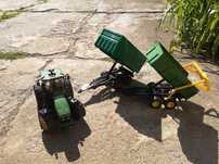 Zabawkowy traktor BRUDER z 2 przyczepami