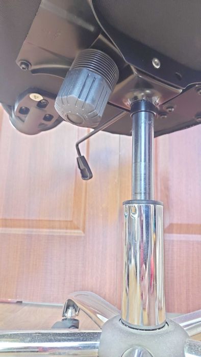 Крісло офісне BILLUM чорний