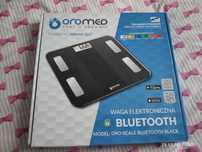 Waga łazienkowa OROMED Oro Scale Bluetooth.  Czarnya / biała.