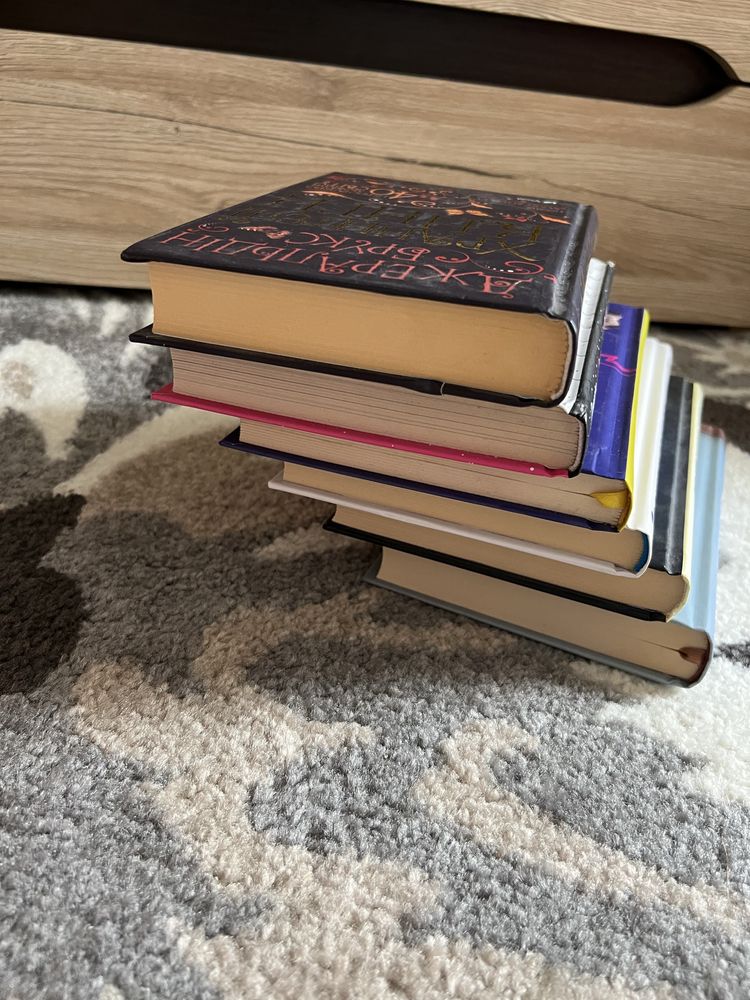 Книги в асортименті