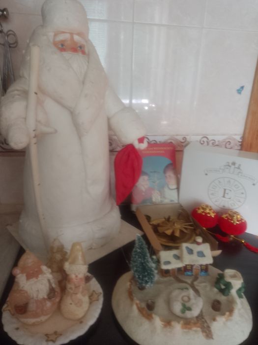 Новорічні прикраси, декор, гірлянди, свічки, Дід Мороз