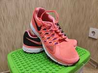 Жіночі кросівки Zoom Vomero 9 від NIKE