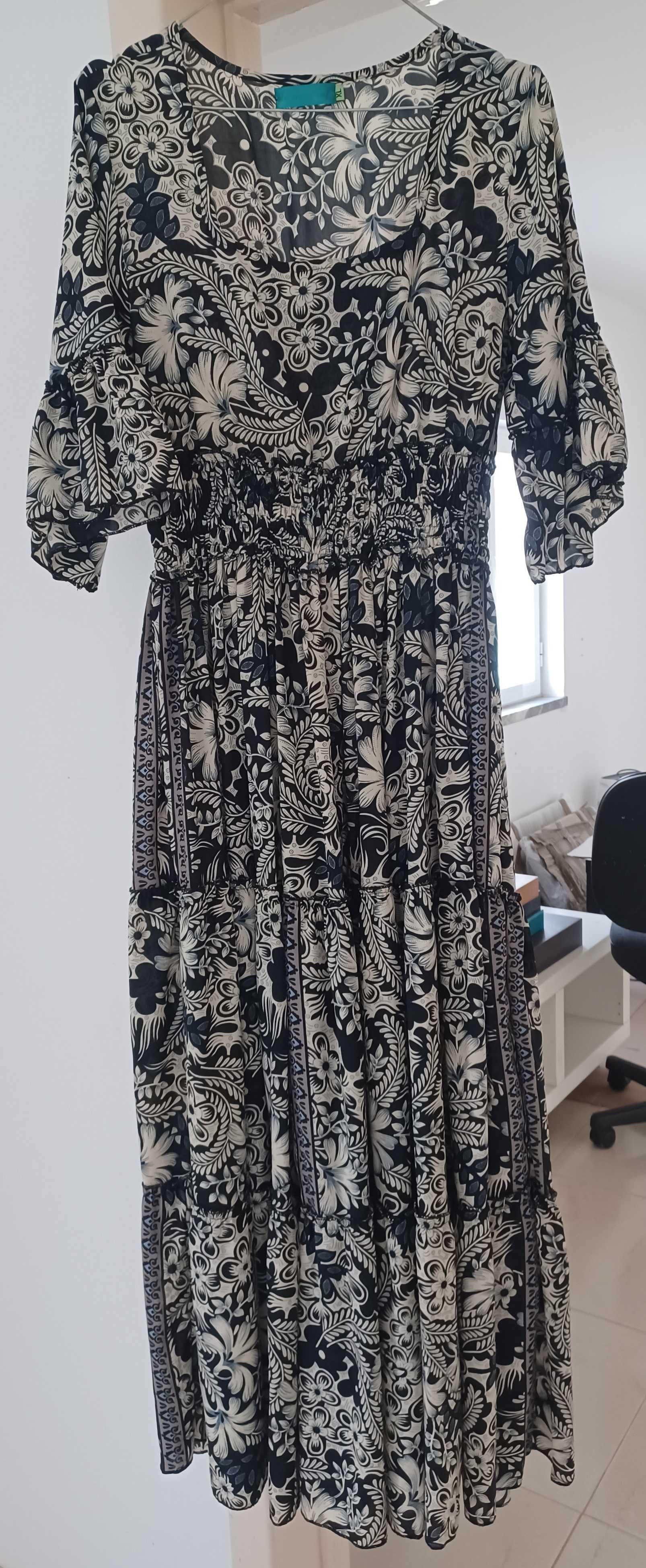 Vestido comprido evasé, cintado e estampado