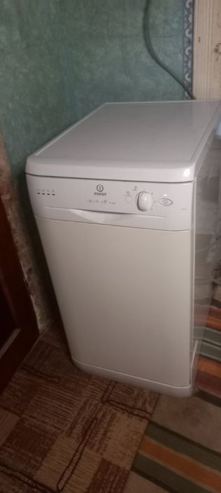 Посудомийна машина indesit