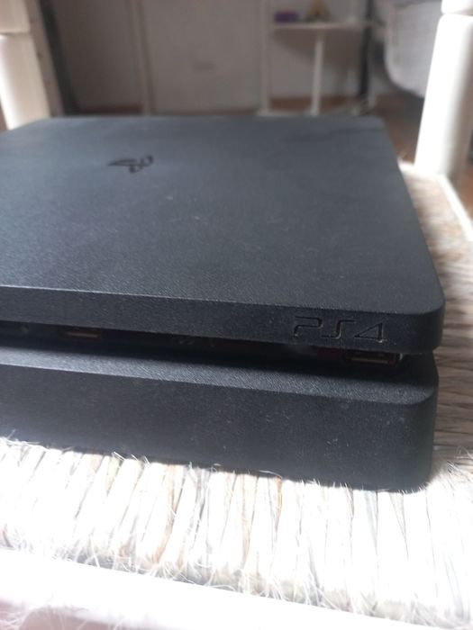 PS4 1TB sem comando e com jogos