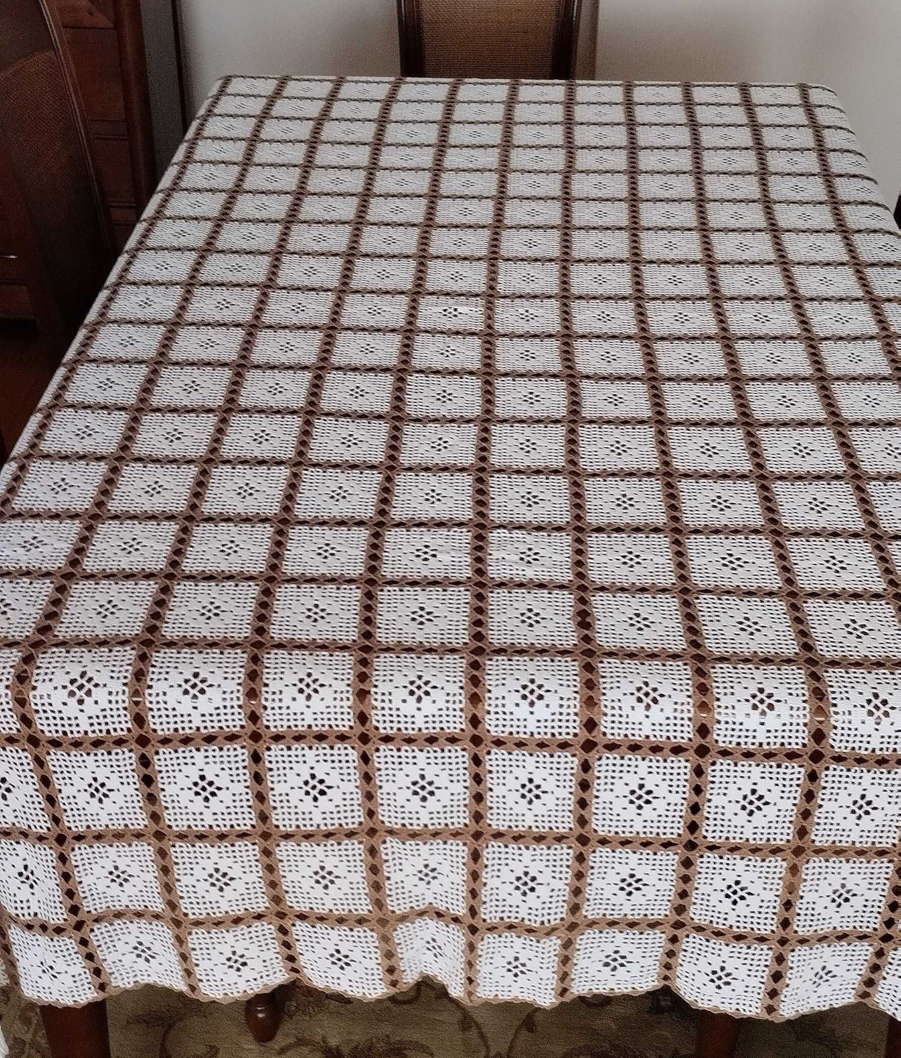 Toalha em crochê feita à mão com rosetas de cor branca e castanha
