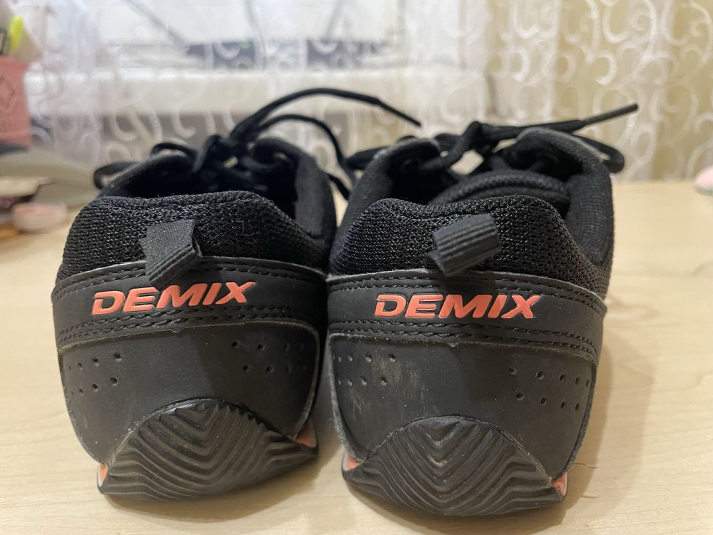 Продам бігові кросівки Demix