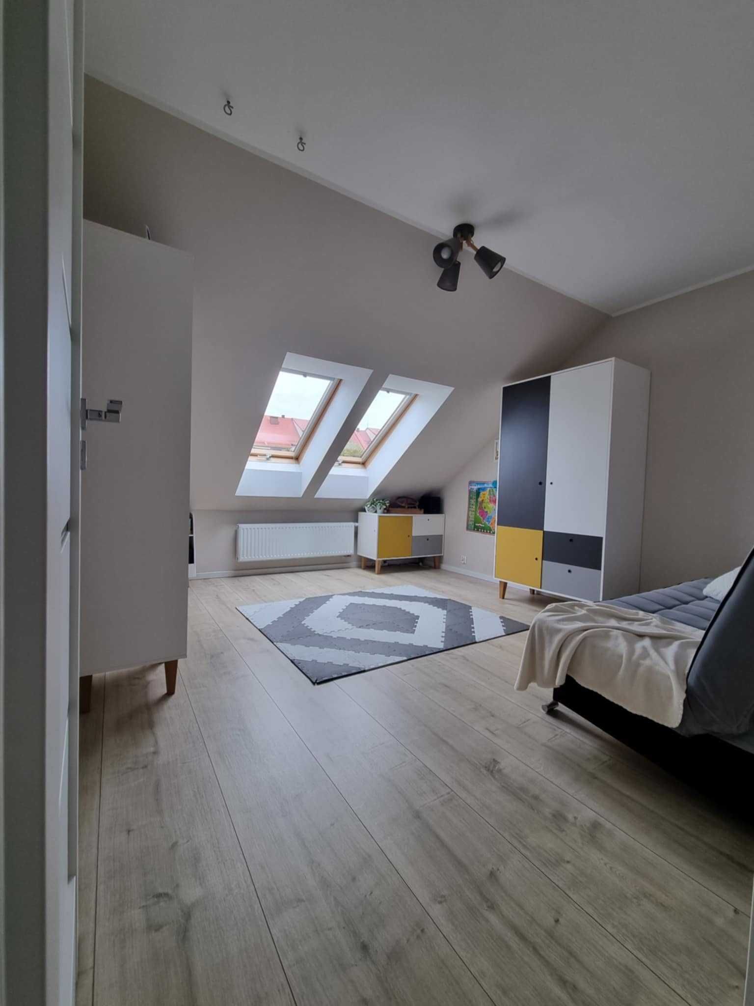 85m2/po podłodze w CENTRUM 3 pokoje 4 piętro z windą i halą garażową