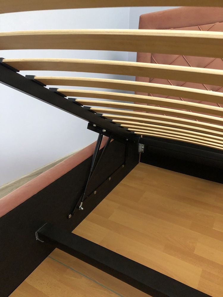 Łóżko tapicerowane 140x200 z pojemnikiem i stelazem glamour