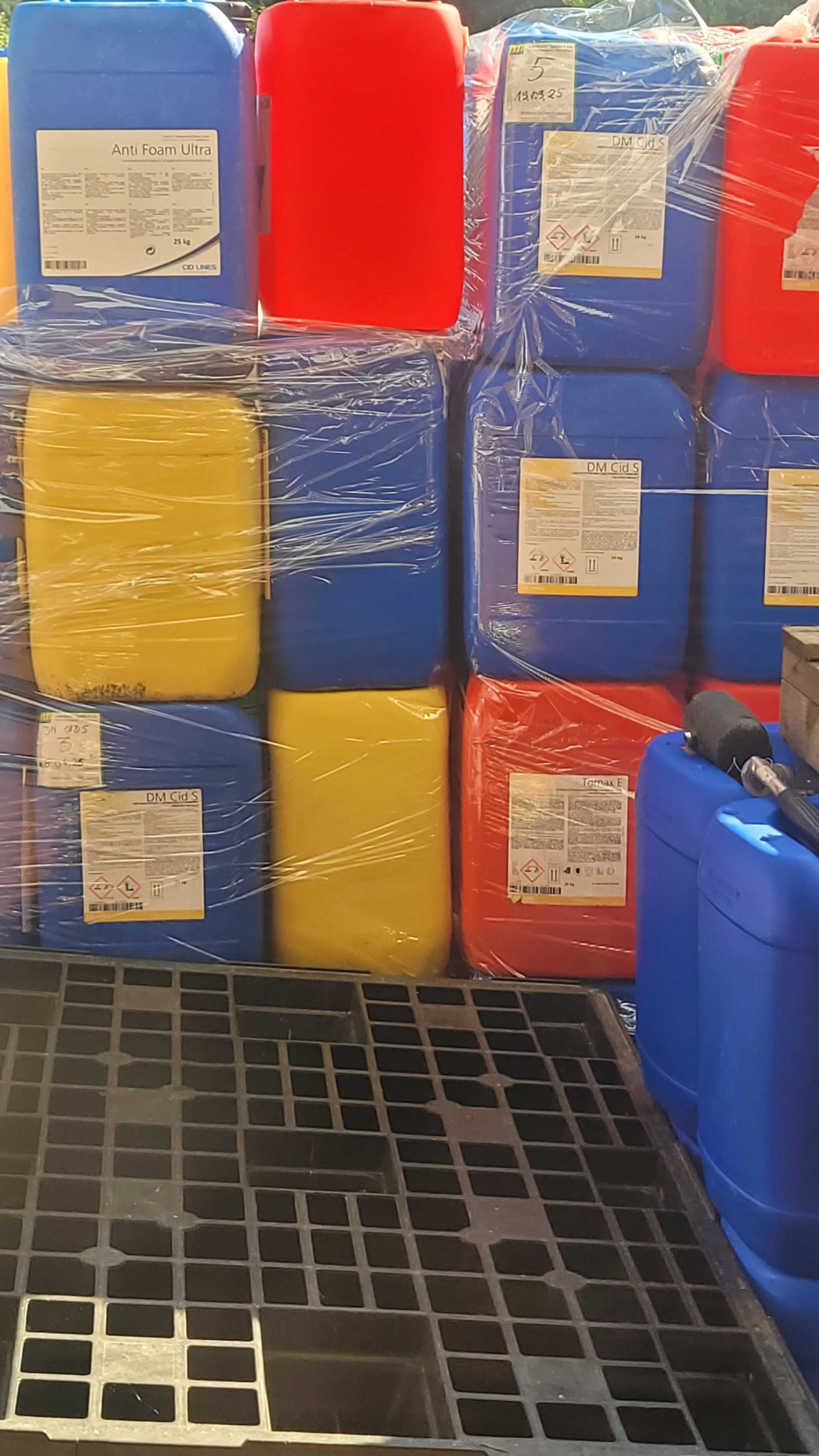 Puste pojemniki po chemii
