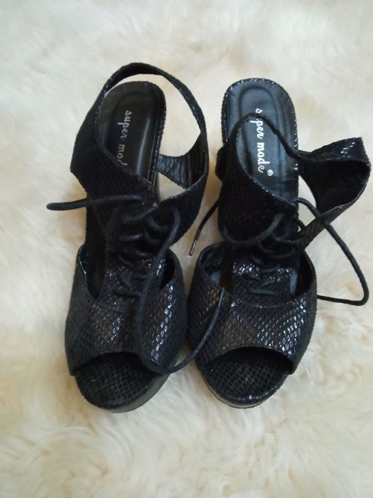 Czarne wiązane szpilki na platformie