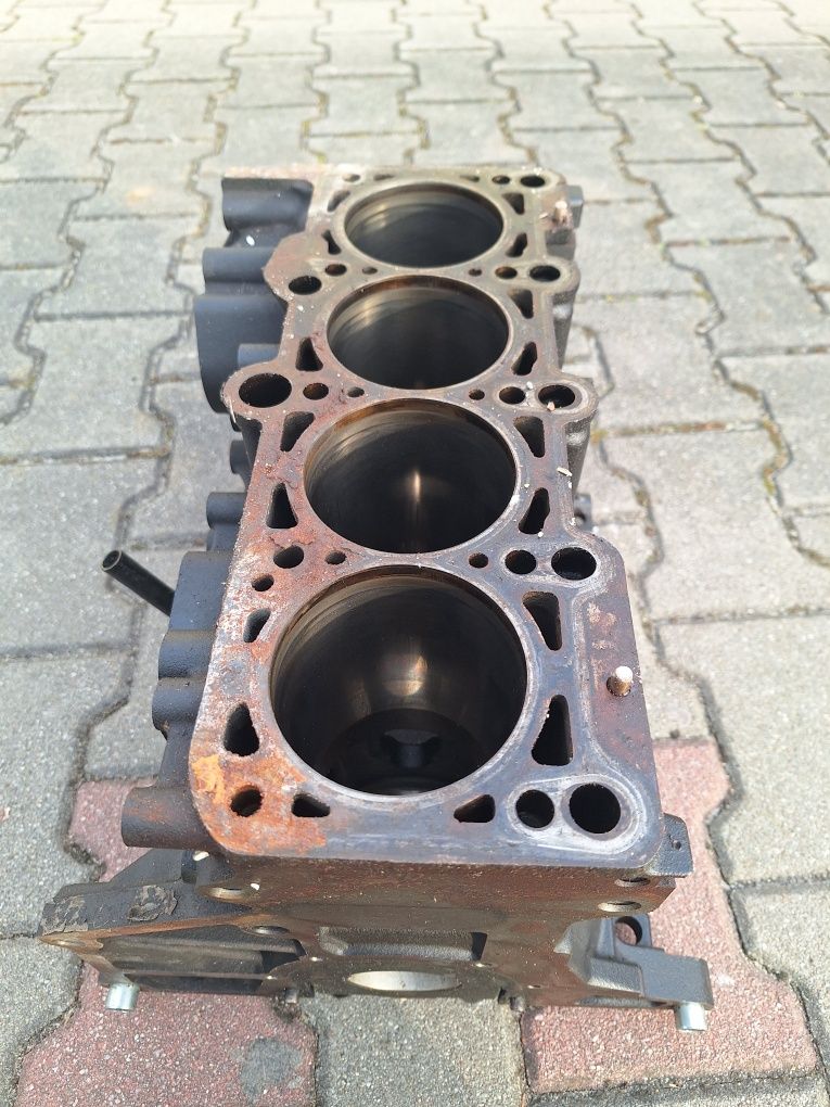 Blok dół silnka Audi A4 B7 2.0 tfsi BGB 06F103021D