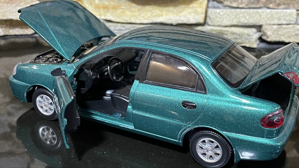 Машинка Lanos колекційна модель авто 1:22 1:24