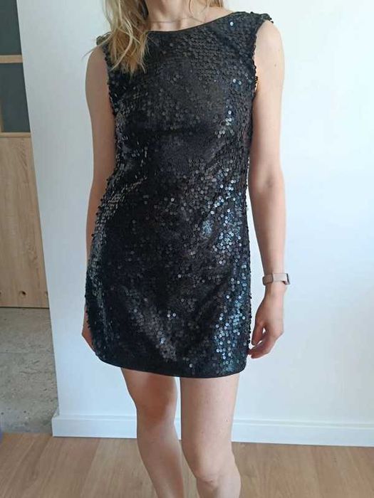 Mini sukienka z cekinami z odkrytymi plecami. H&M