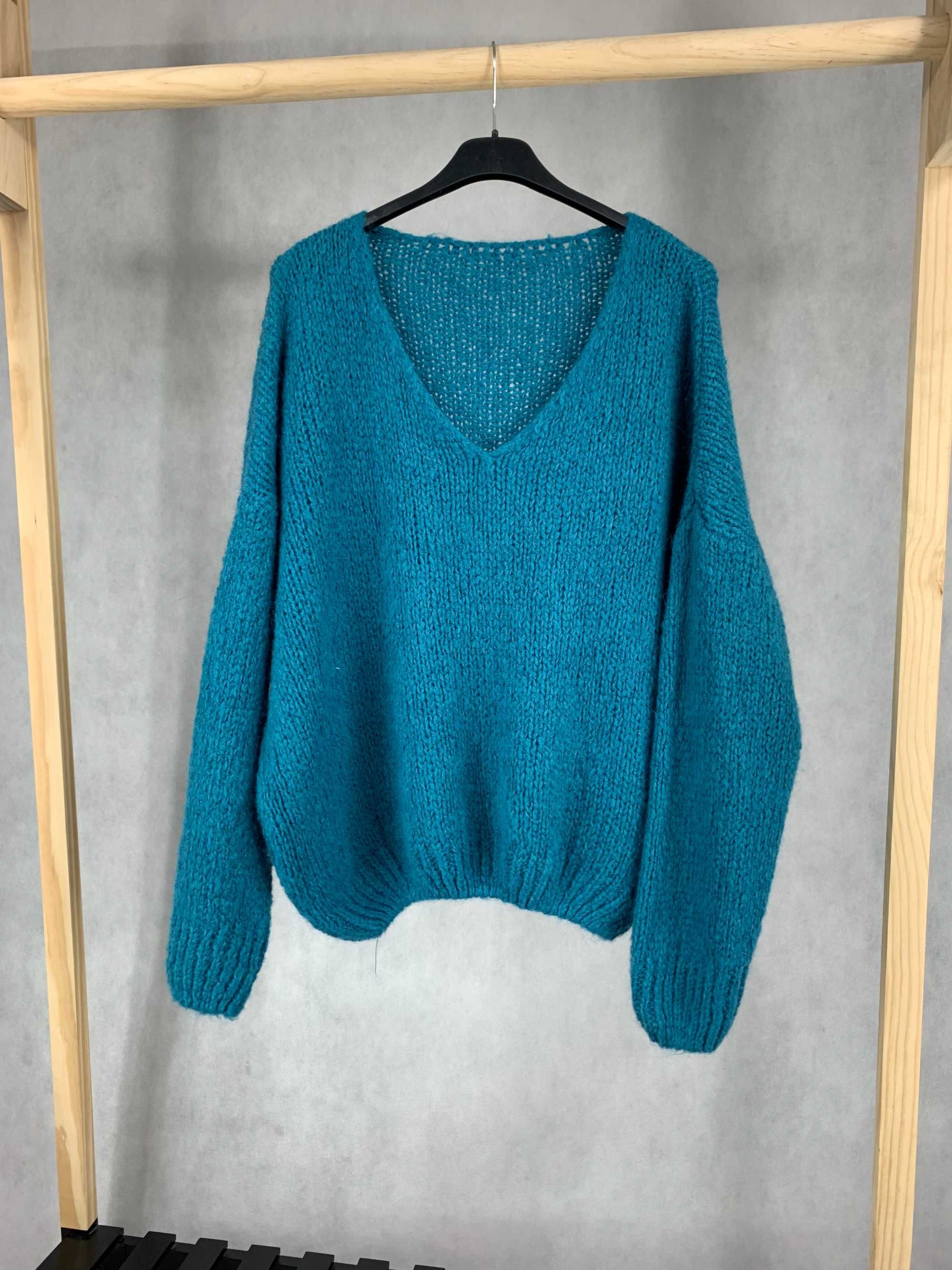 Sweter w szpic/ nowy/ kolory
