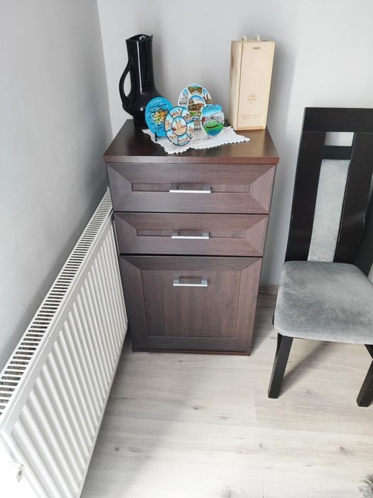 Zestaw mebli w kolorze ciemnego brązu – funkcjonalny i elegancki