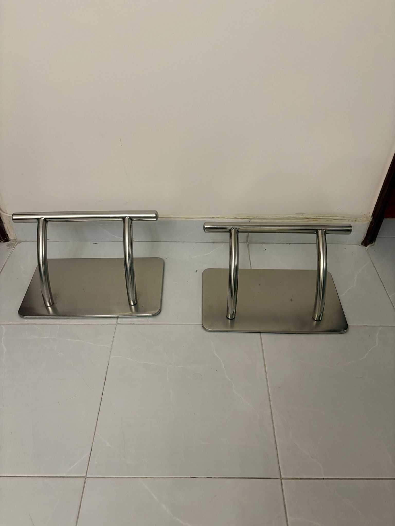 Apoios de Pés em Inox para Salão/Barbearia – 30€ (negociável)