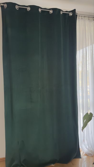 Zasłony o kolorze butelkoej zieleni