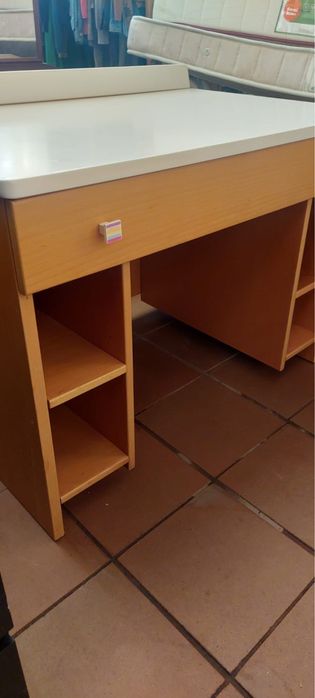 Secretaria em madeira e branco