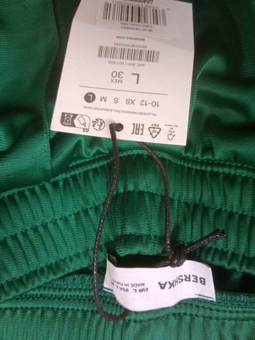 Spodnie dresowe nowe z metką r. L Bershka zielen