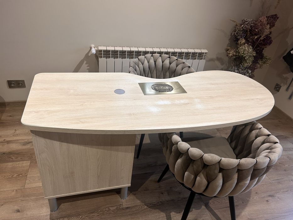 Biurko do paznokci z wbudowanym pochłaniaczem i wyjsciem na kable.