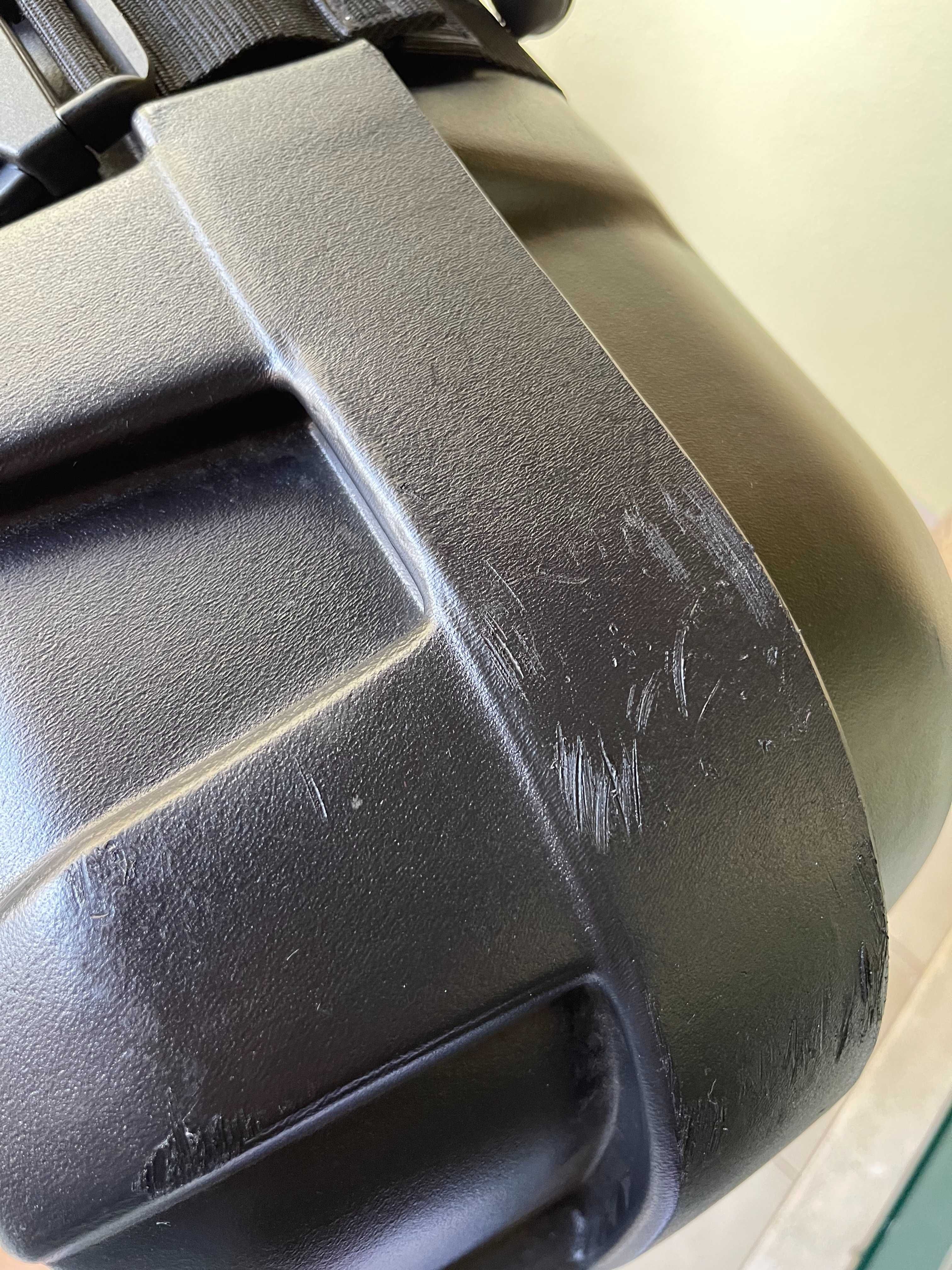 Mala/caixa rígida de bicicletas com rodas e pega para viagem.