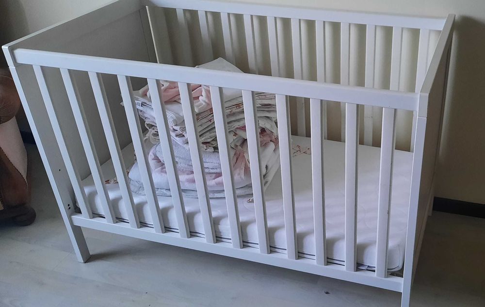 Berço e colchão Ikea