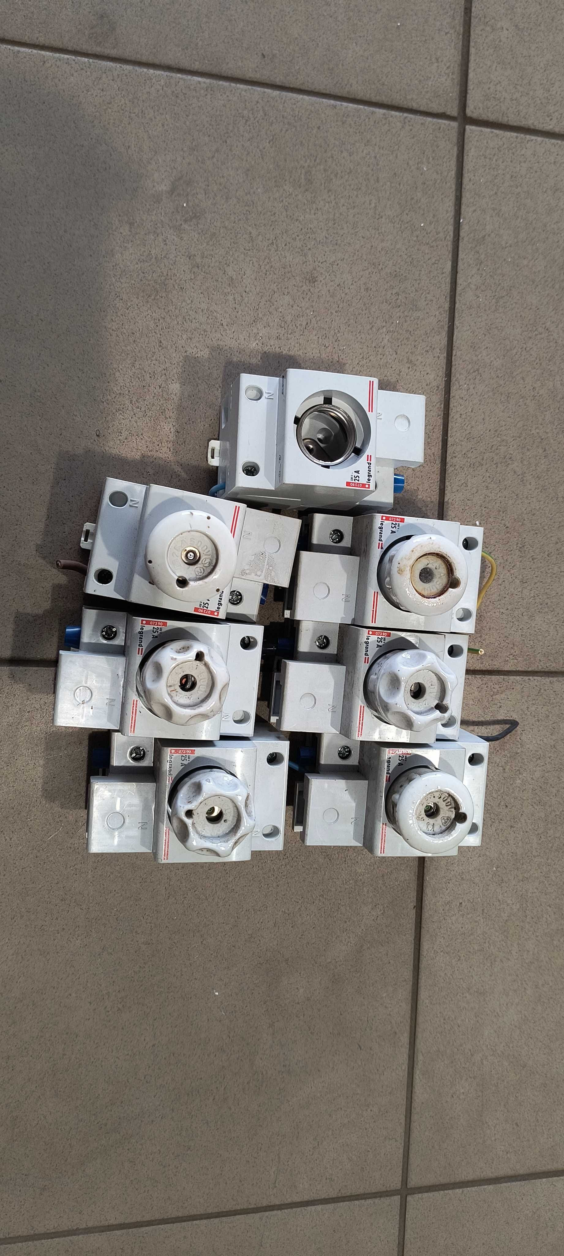 Gniazdo bezpiecznikowe Legrand 25 A 500V 0073 90