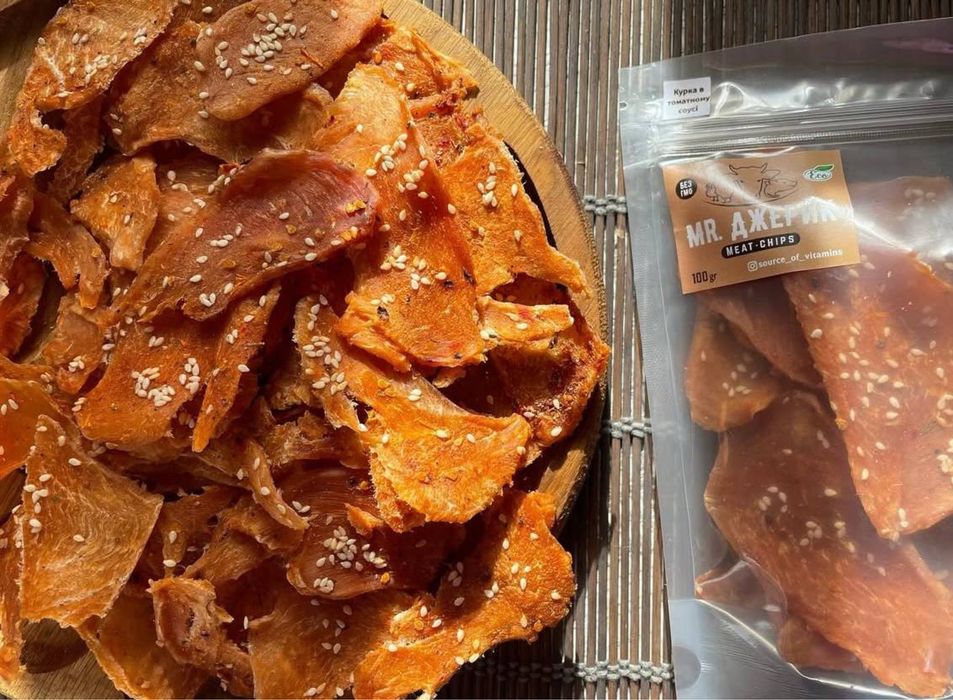 М'ясні джерки. Курячі чіпси. В’ялене м’ясо Снеки. Кабаноси