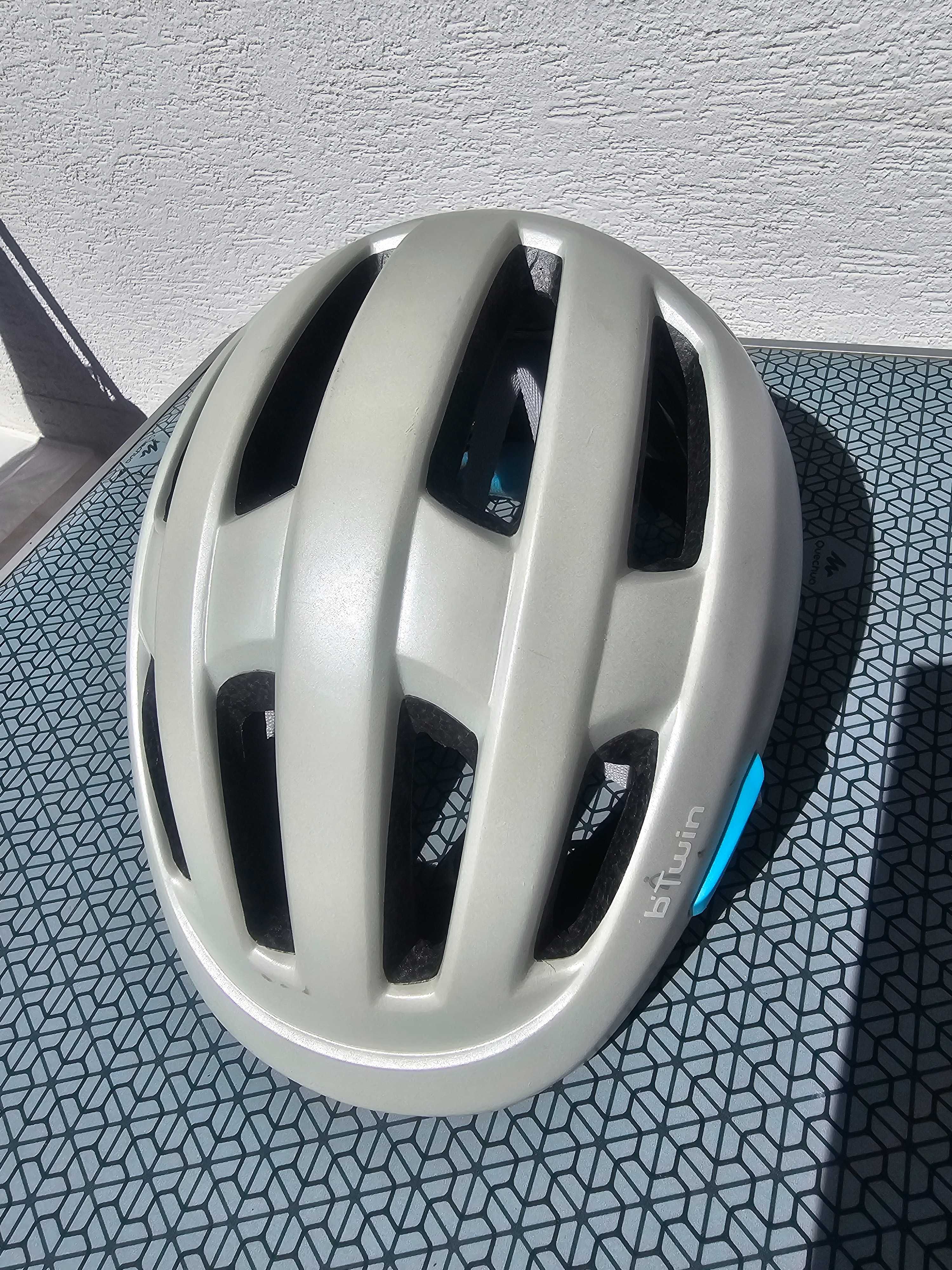 Kask rowerowy b'Twin, rozmiar 56-61 cm.