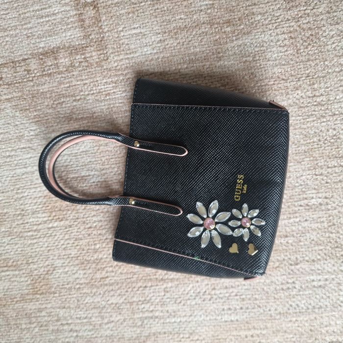 Guess mini torebka czarna z aplikacją
