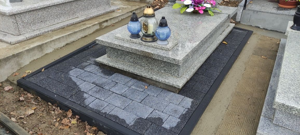 Kostka brukowa wokół nagrobka