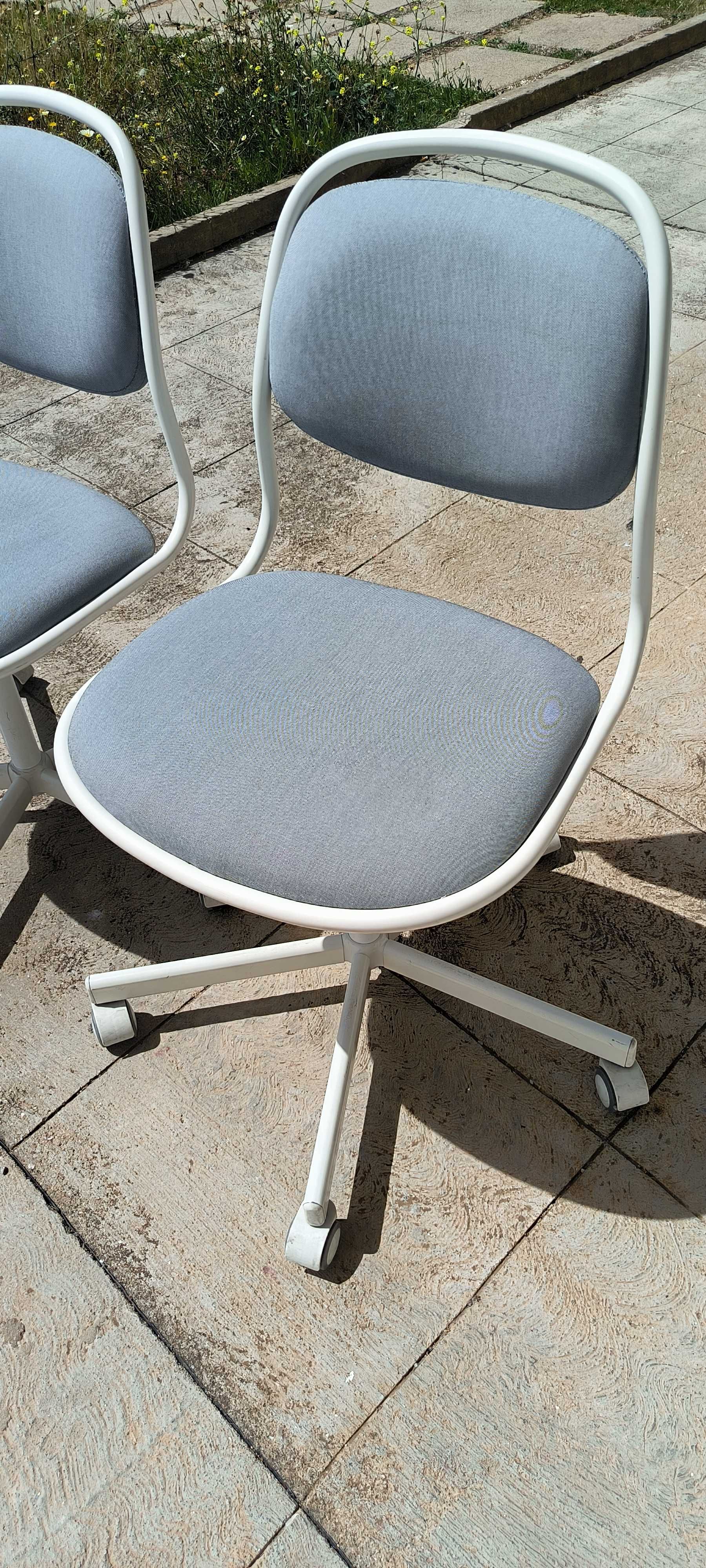 Cadeiras giratórias branco e cinza