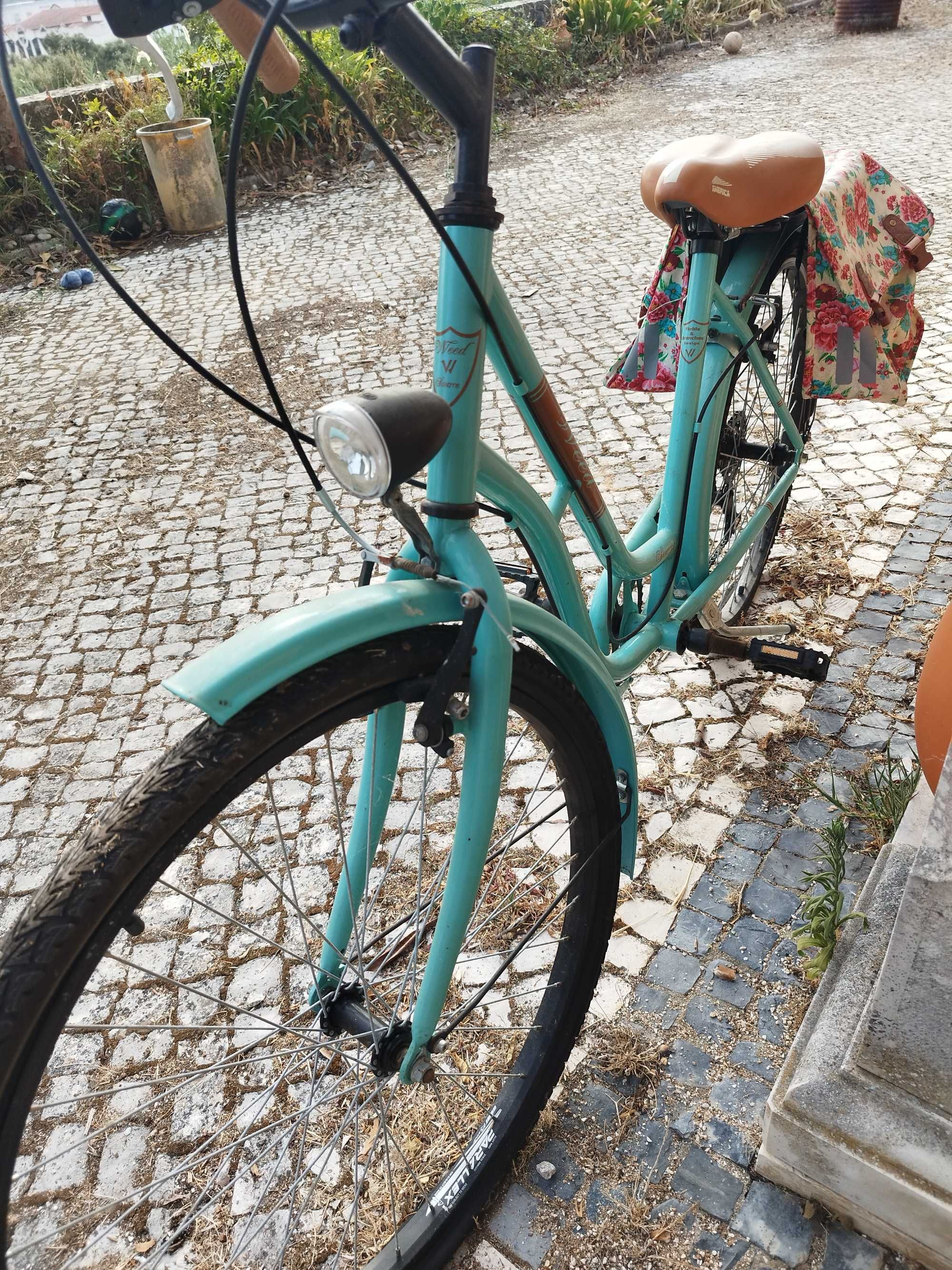 Bicicleta Vintage Moderna com mochilas laterais