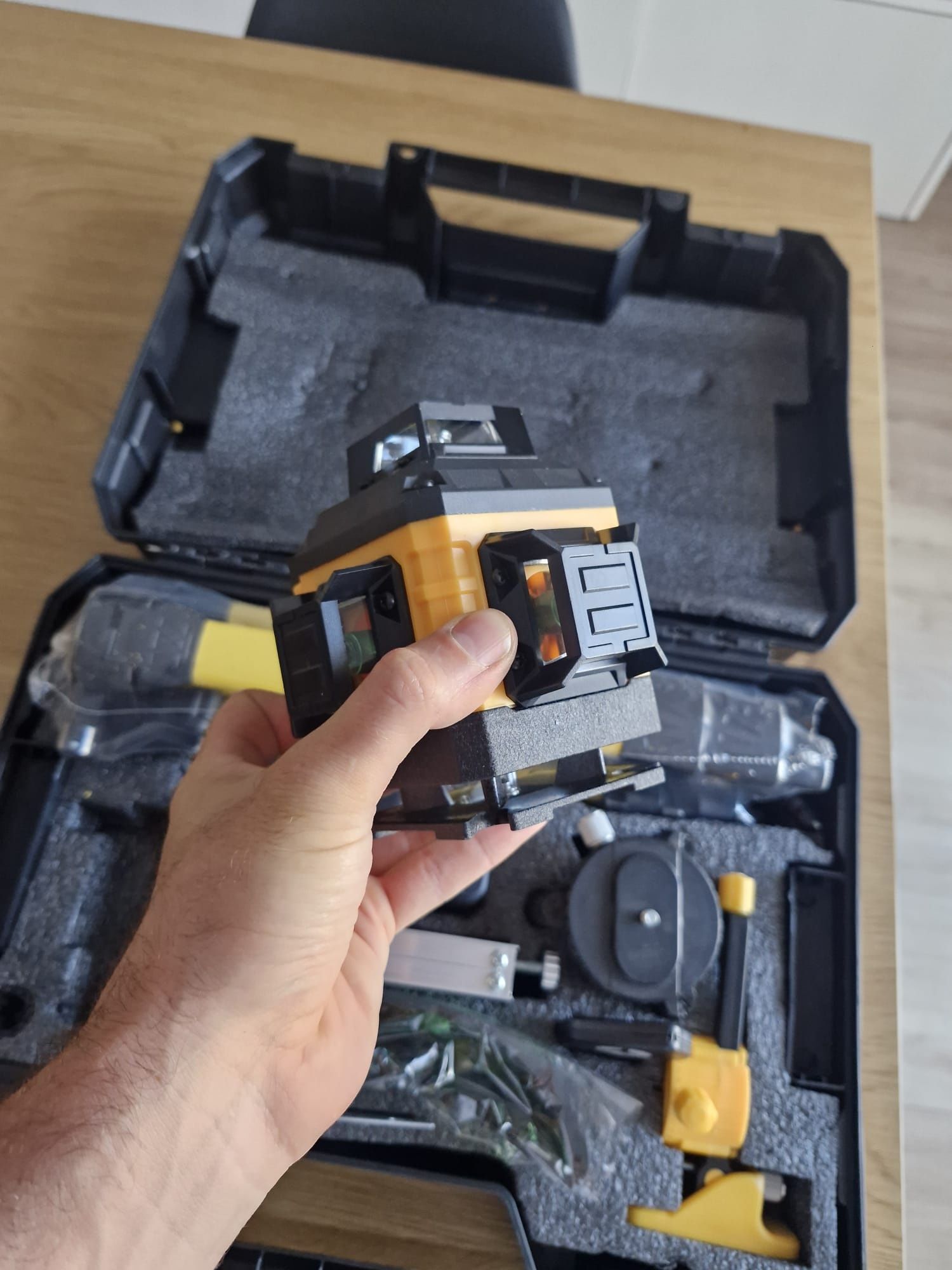 Nível laser 16 linhas com mala e tripé embalado novo