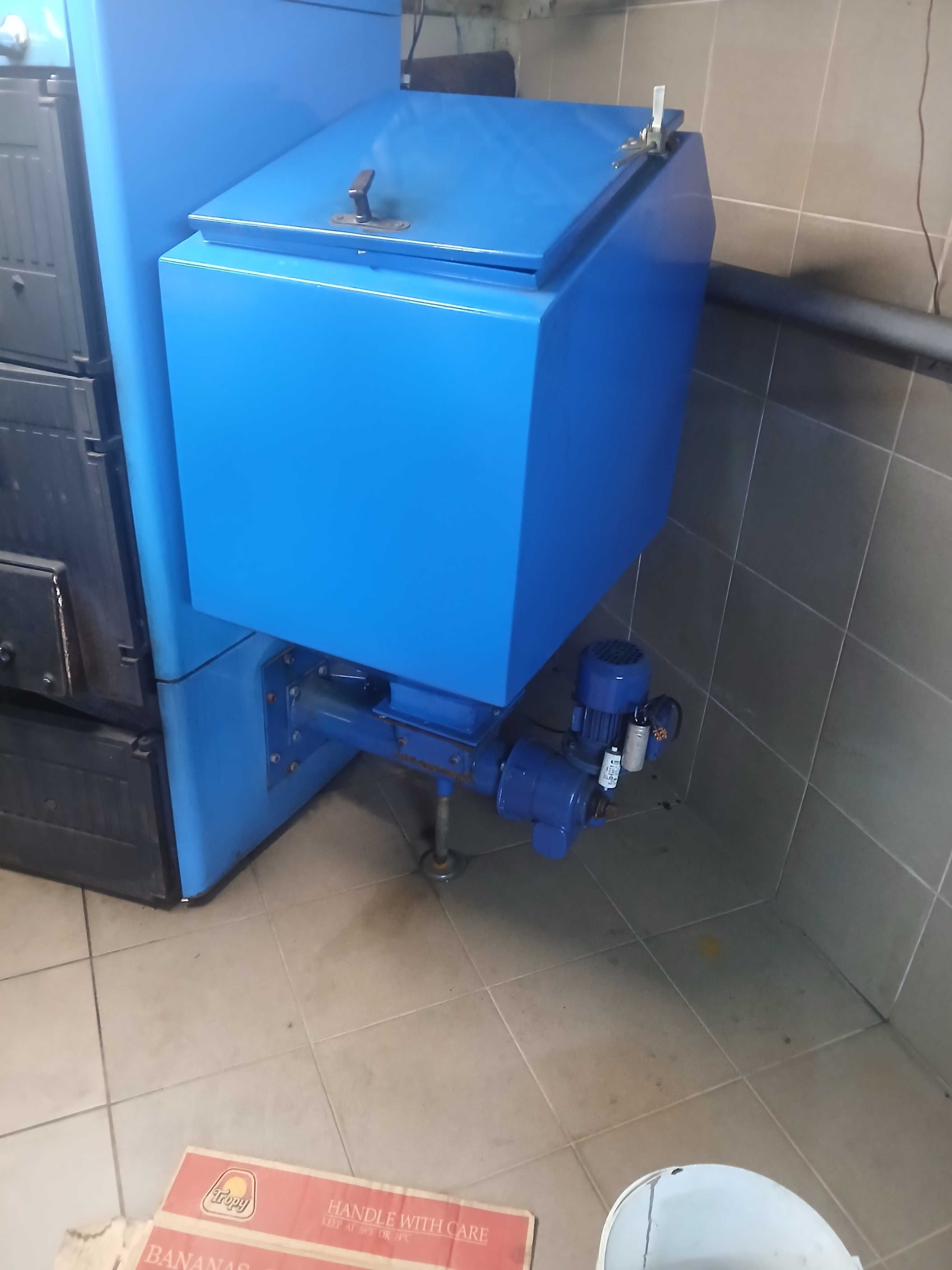 Zbiornik na ekogroszek  , podajnik ślimakowy ,dmuchawa ,sterownik