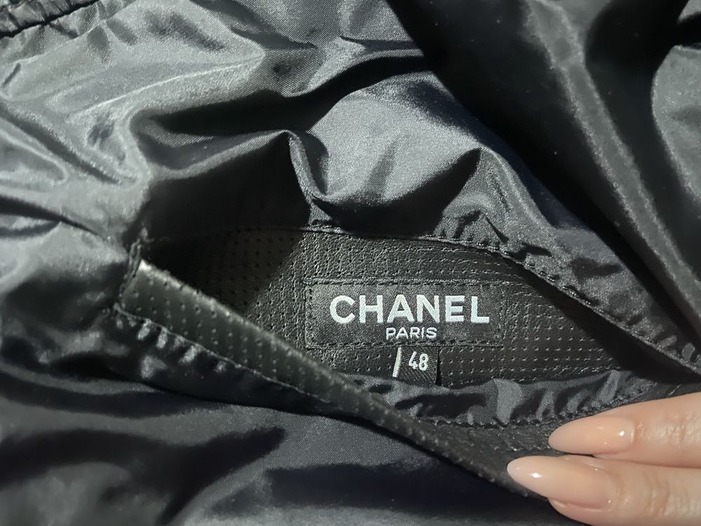 Продам кожаную мужскую куртку CHANEL , весна-осень ,  s , m , 46 .