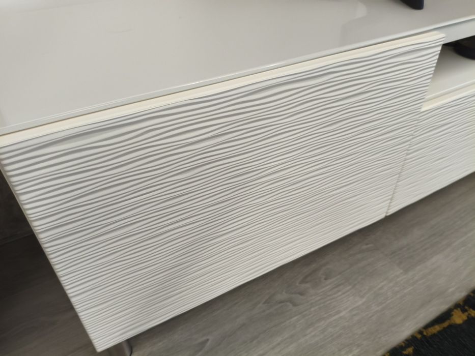 Vendo móvel tv, cor branco sem vidro. Tem 2.40 na totalidade