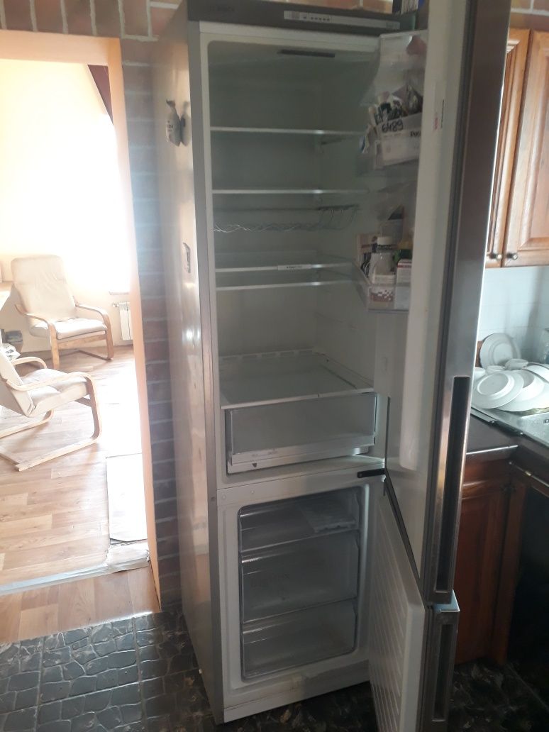 Холодильник BOSH KGV39VI31/02 в неробочому стані ( запчастини/ремонт)