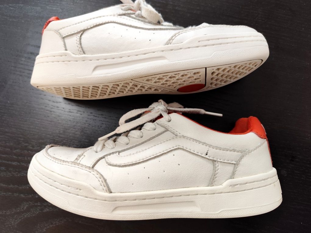 Sapatilhas brancas marca Vans (Tam. 36)