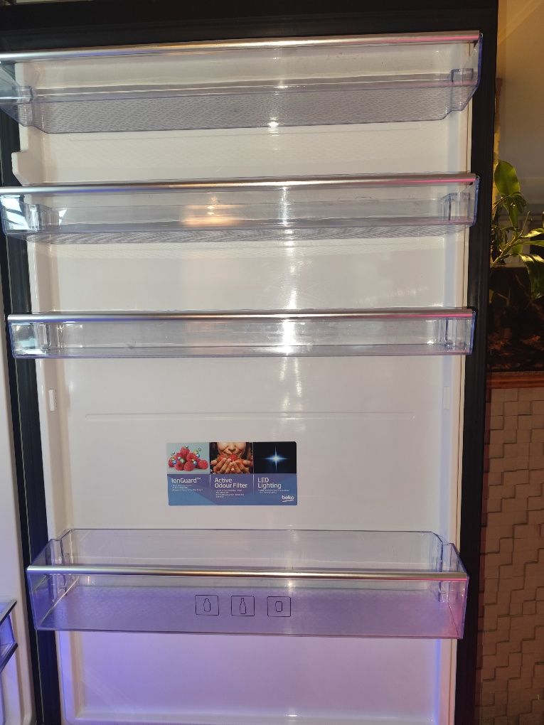 Lodówka BEKO czarne lustro 70 cm